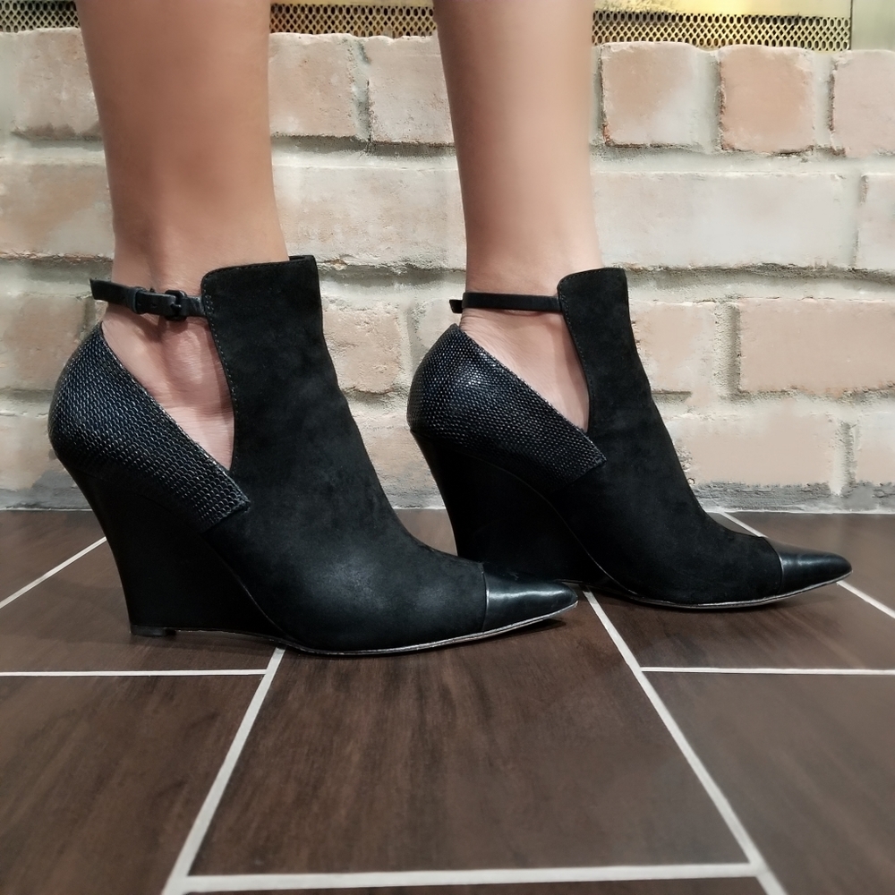 ELIE TAHARI El-Zaire Women's Suede Pointed Toe Wedge Booties Black Size 6.5